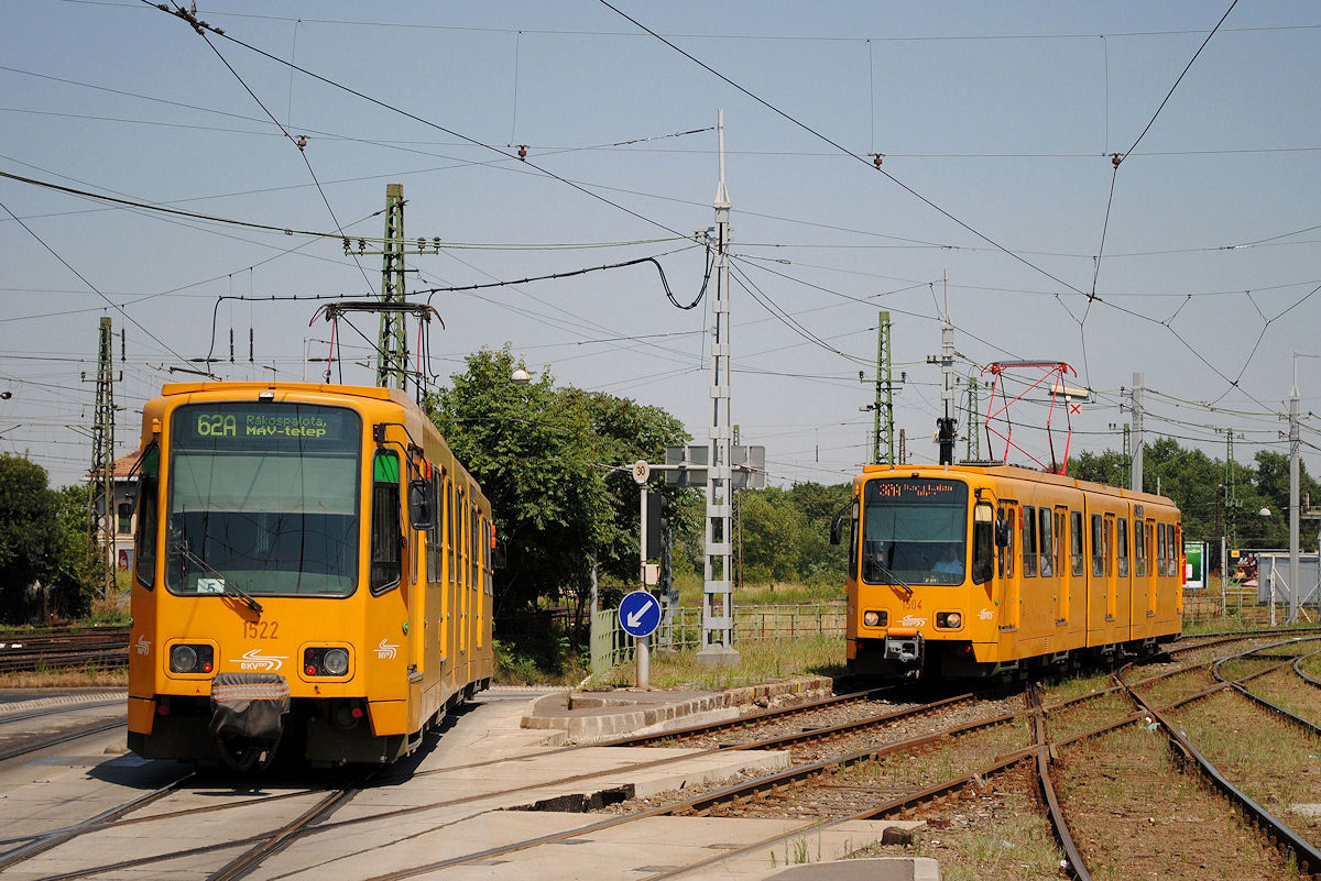 Die Haltestelle Eles Sarok im Stadtteil Köbanya ist Knotenpunkt der Linien 3 und 62 sowie 28 und 37. Am 12.07.2016 begegnen dich die ex. Hannoveraner Wagen 1522 der Linie 62A in Richtung Rakospalota/ MAV - Telep und der Tw. 1504 der Linie 37A auf der Fahrt zum Blaha Lujza ter.