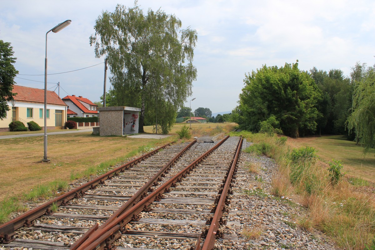 Die Haltestelle in Loimersdorf bei Km 19,3 an der nicht mehr bedienten Lokalbahn Siebenbrunn-Engelhartstetten mit Blickrichtung Engelhartstetten, Juli 2012