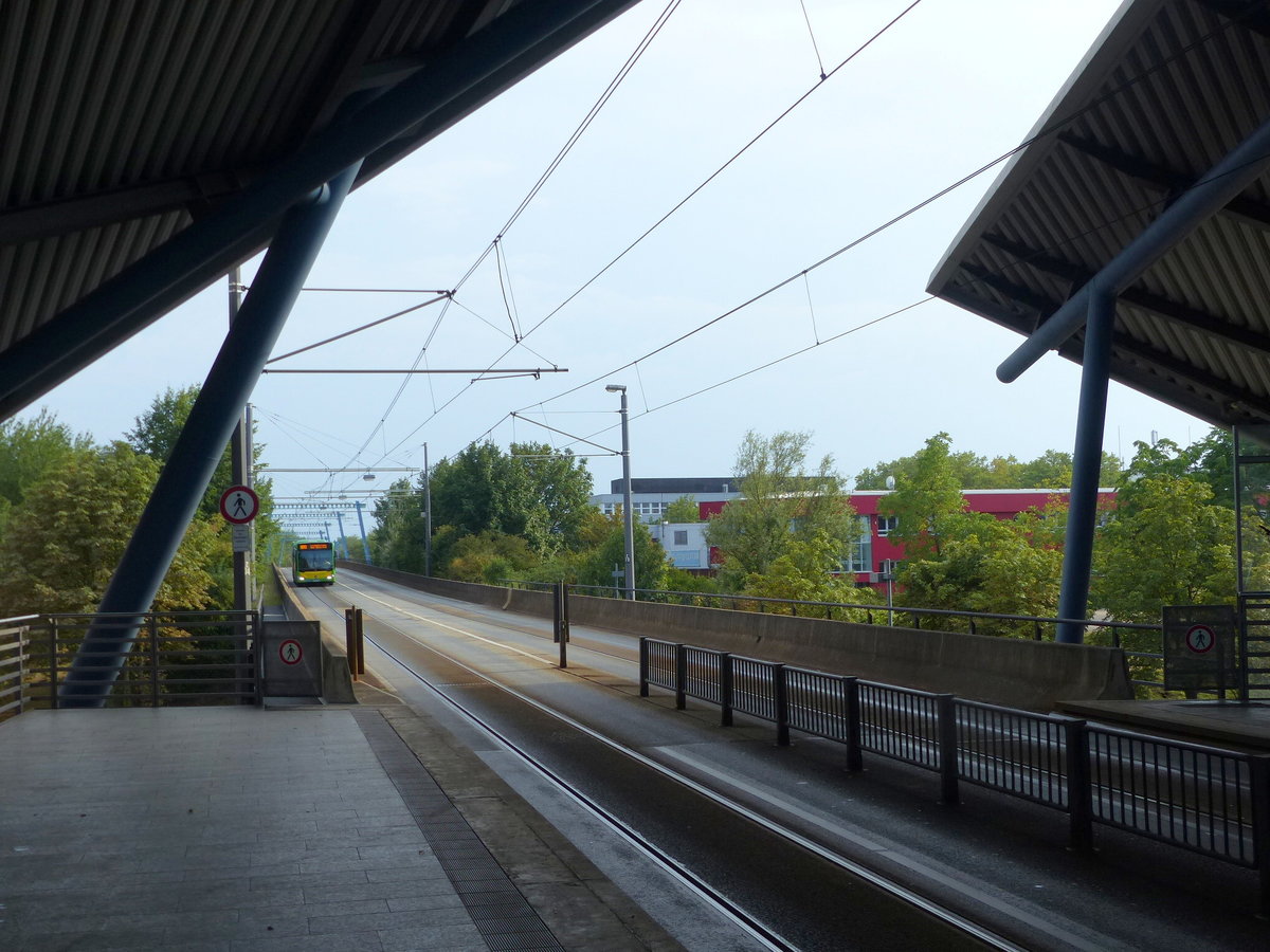 Die Haltestelle Neue Mitte am Centro Oberhausen teilen sich Bus und Straßenbahn; 12.08.2020