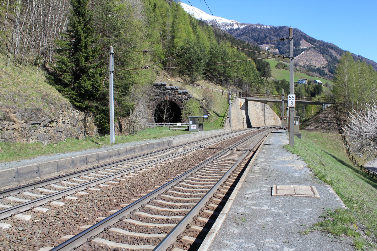 Die Haltestelle Oberfalkenstein mit dem nördlichen Portal des Leutschacher Tunnels links im Bild zeigt die Bahnstrecke einst und jetzt, April 2014