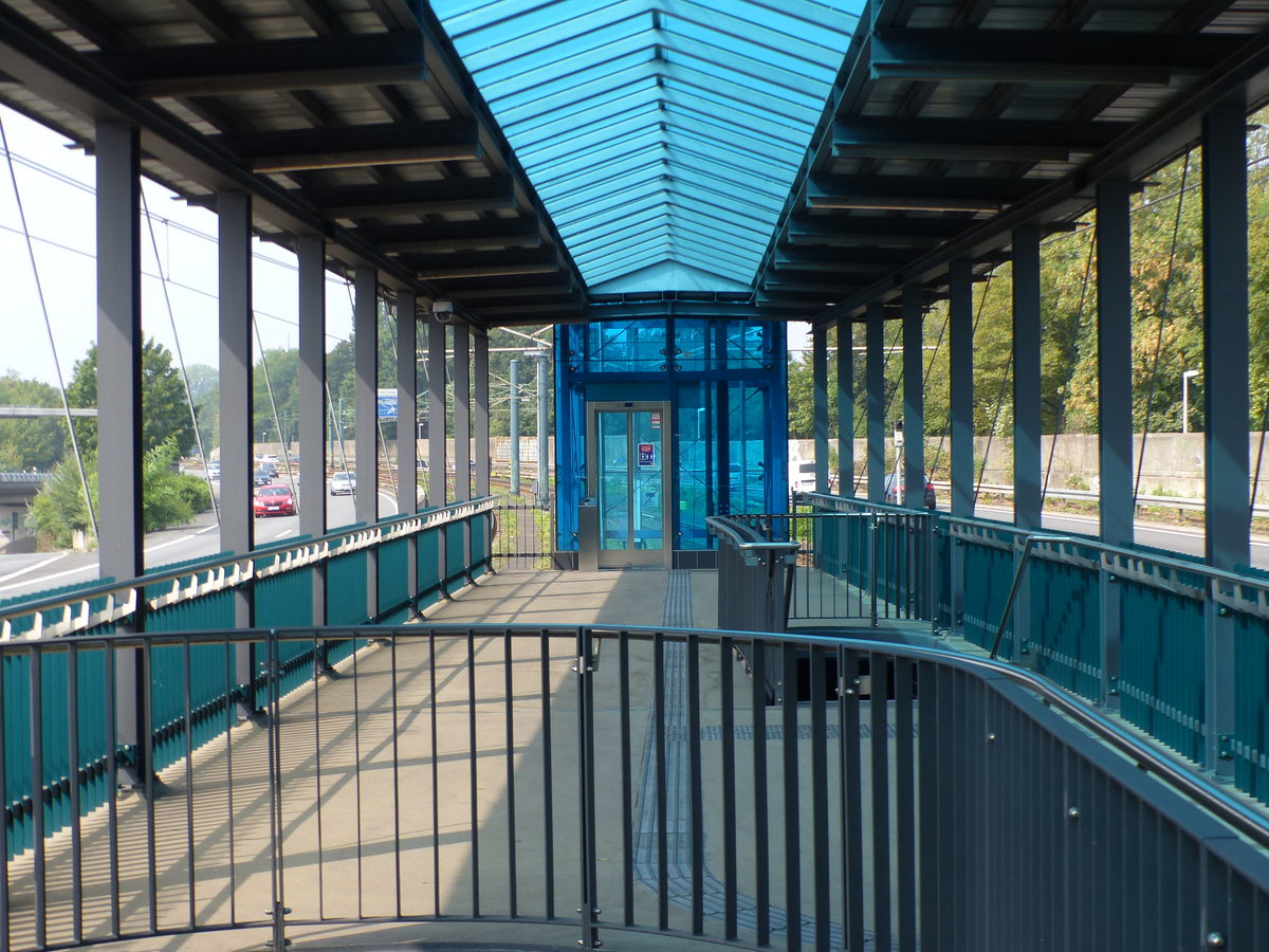 Die Haltestelle Rhein-Ruhr-Zentrum zwischen der A40, am 15.08.2020 in Mülheim (Ruhr).