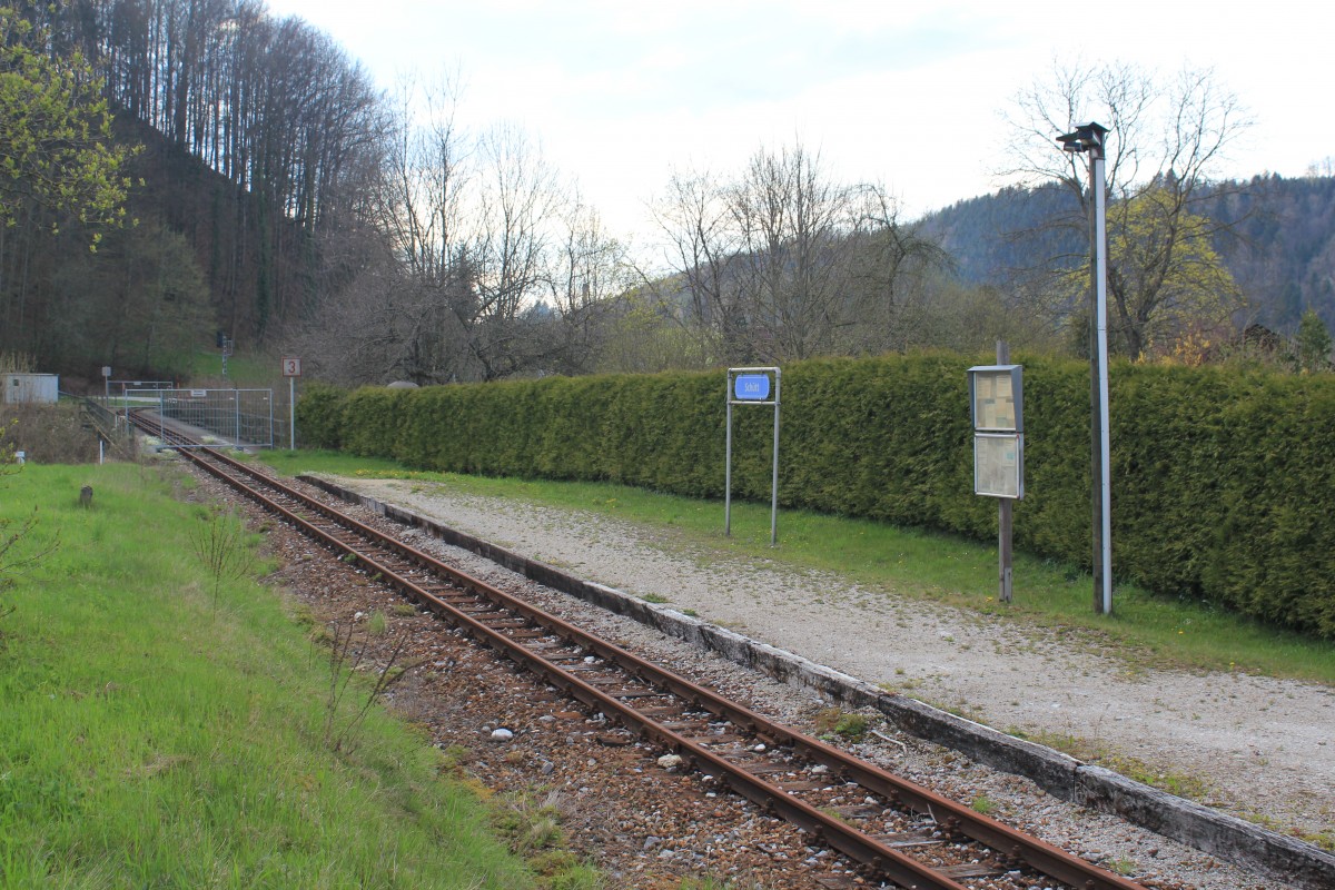 Die Haltestelle Schtt bei Km 0,5 (neue Streckenberrechnung ab Gstadt da Zweigstrecke), in unmittelbarer Nhe der jetzigen Endstation Gstadt der Waidhofener Citybahn liegt direkt neben der Brcke ber die Ypps (Siehe links hinten den mit Gittern abgesperrten Bereich), April 2012