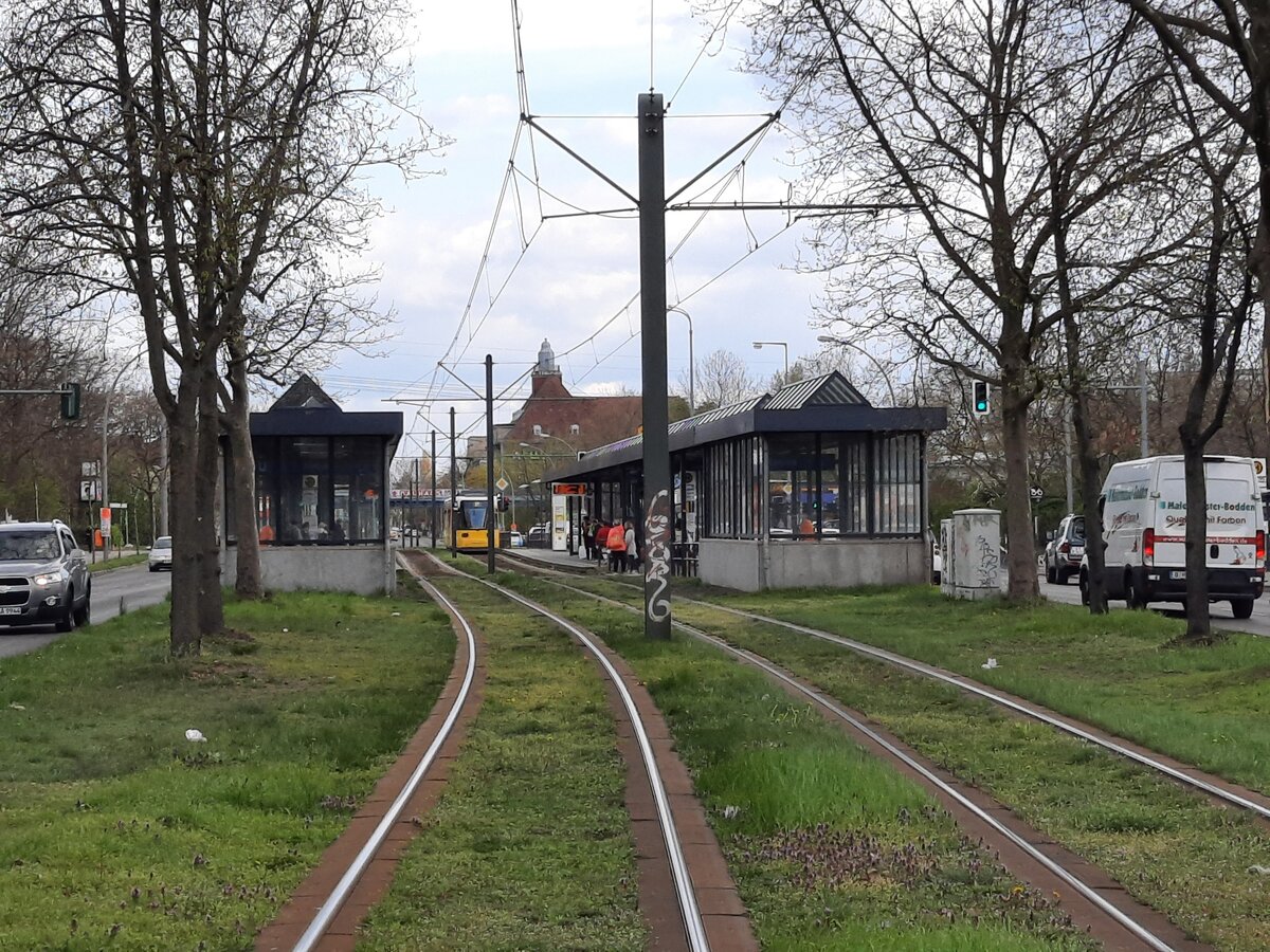 Die Haltestelle Tierpark (U) Berlin am 19.04.2022. Von einem �berweg aus fotografiert.
