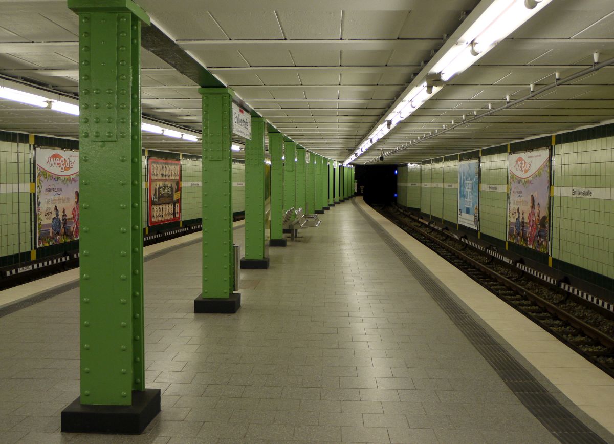 Die Hamburger U-Bahnstation  Emilienstraße , noch aus den Anfangsjahren der HHA. Man sieht es an den Stahlträgern auf dem Bahnsteig. Die Kachelwände sind neu - dem Original aber nachgebildet. 9.3.2014