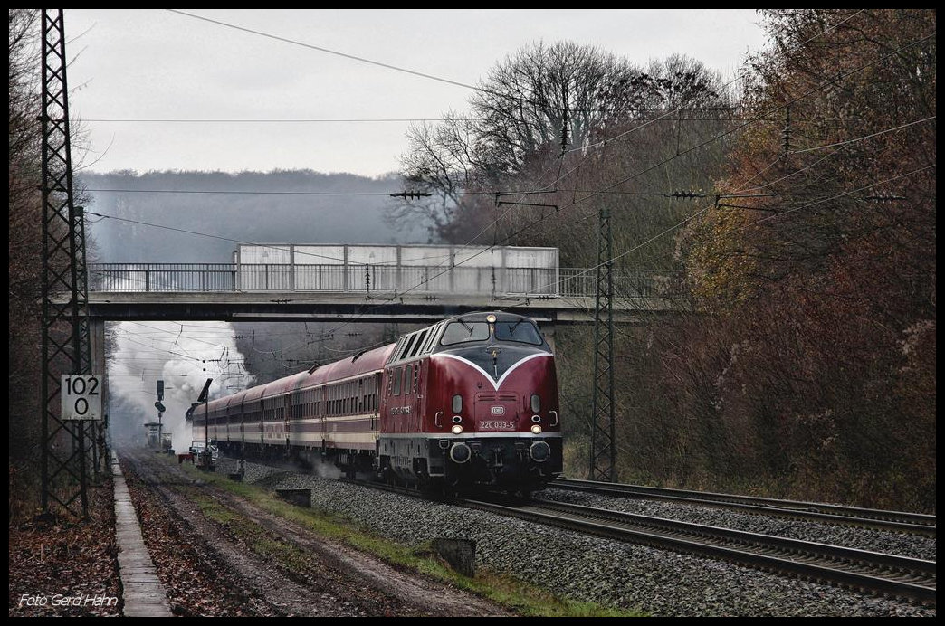 Die Hammer V 200033 und am Zugende schiebend ET Dampflok 78468 waren hier in Lengerich - Schollbruch am 3.12.2016 mit ihrem Westfalendampf Sonderzug nach Oldenburg unterwegs.