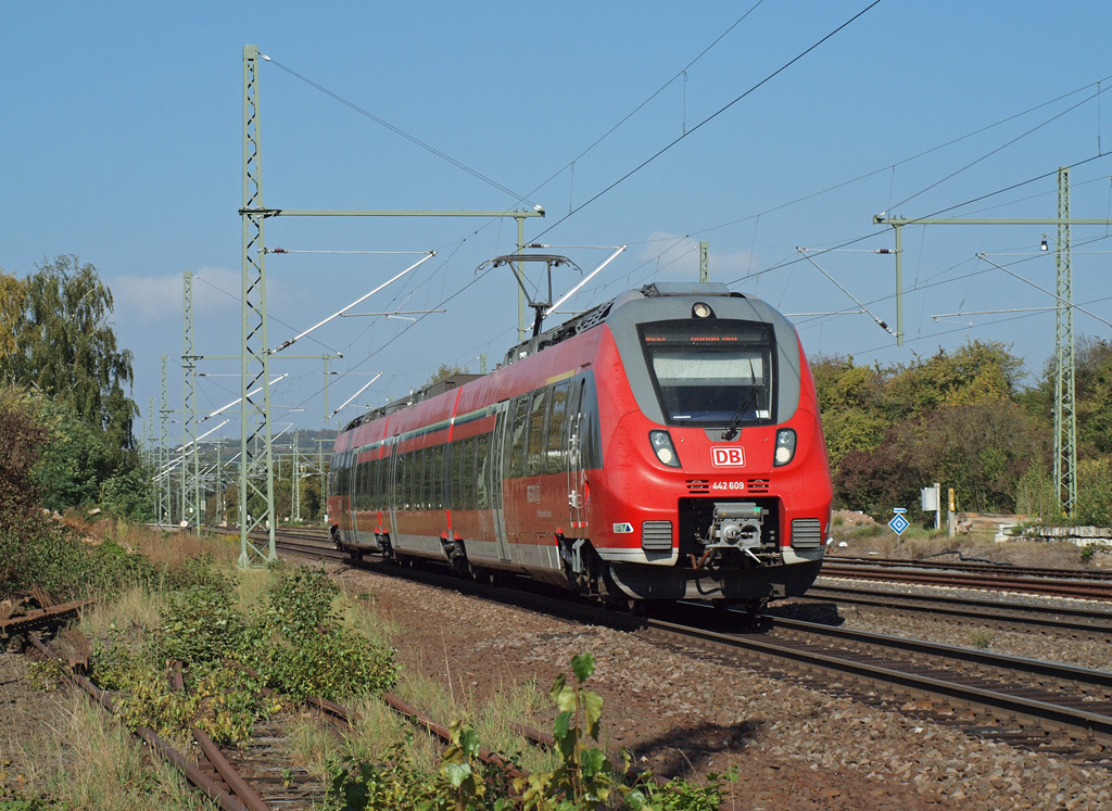 Die  Hamsterbacke  442 609 fährt am 04.10.2014 aus Gießen kommend in den Bahnhof Nidderau ein, und von dort nach kurzem Stop weiter in Richtung Hanau Hbf. 
Vom Rand des P+R-Parkplatzes aus aufgenommen....