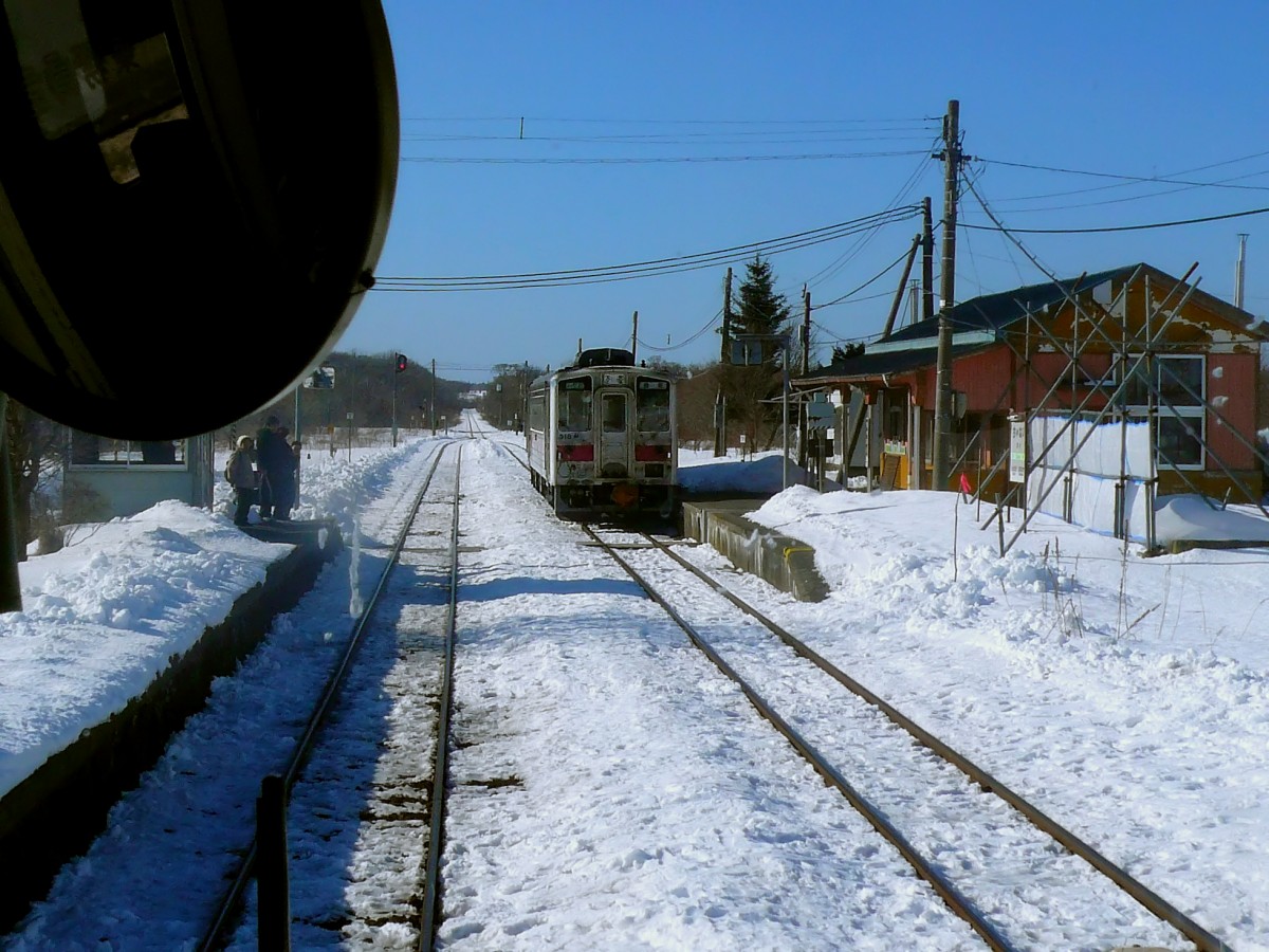Die Hanasaki-Linie, Asiens östlichste Bahnlinie: Bahnhof Chanai, Kreuzung mit dem Triebwagen KIHA 54 518. Leider ist der zum Führerstand auf der linken Seite gehörende grosse Rückspiegel nicht zu eliminieren. 19.Februar 2009. 