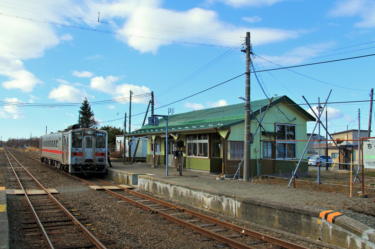 Die Hanasaki-Linie, Asiens östlichste Bahnlinie: Station Chanai, Kreuzung mit dem Triebwagen KIHA 54 523. Was wie Bauarbeiten aussieht sind Vorbereitungen für die Schutzwände gegen Schneeverwehungen. 26.Oktober 2015. 