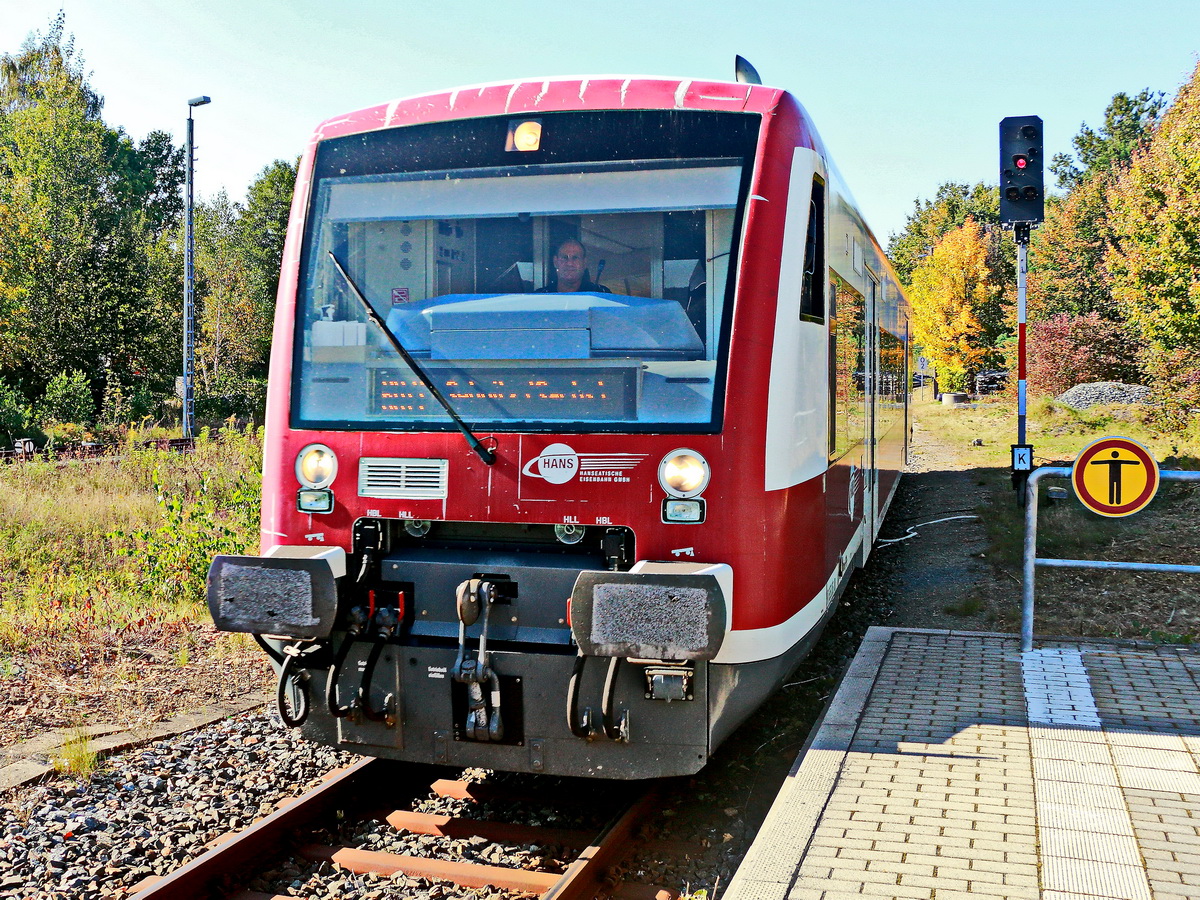 Die Hanseatische Eisenbahn ist auch in Sachsen aktiv. Der HANS-Triebwagen 650.06 faährt am 10. Oktober in den Bahnhof Neustadt (Sachs) ein.