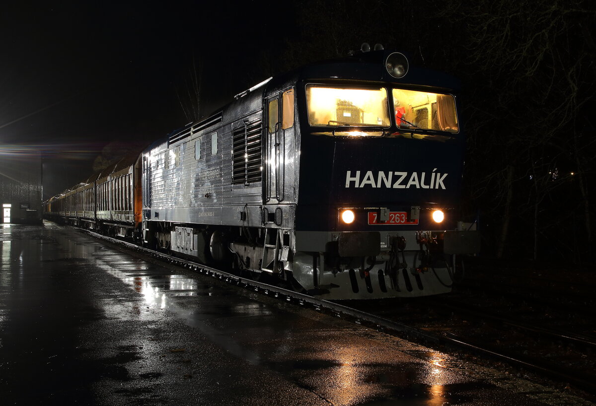 Die Hanzalik 749 263 mit dem Leeren Mattonizug bei Ankunft in Kyselka am Abend des 22.12.2023
