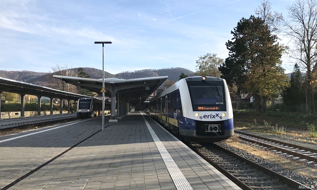 Die Harzstadt Bad Harzburg wird von DB Regio und ERIXX angefahren. Eine Doppeltraktion Lint54 machte sich am Nachmittag des 10.11.2021 auf den Weg von Bad Harzburg nach Braunschweig Hbf.
