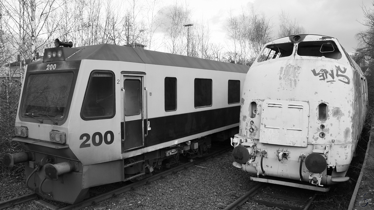 Die in Hattingen abgestellte Diesellokomotive V200 077 und der Ultraschallschienenprüfzug Sperry RailInternational SRS 200. (Dezember 2017)