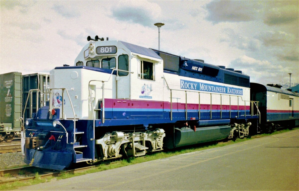 Die HATX801 war eine von 2 EMD GP40-2 für den damaligen Rocky Mountaineer Railtours-Zug, der Tagesfahrten in den kanadischen Rocky Mountains rund um Jasper anbot. Negativscan vom 7.6. 1997.
Im Jahr 2009, längst in den USA im Einsatz, fuhr diese Lokomotive immer noch mit dieser Lackierung im Güterverkehr.