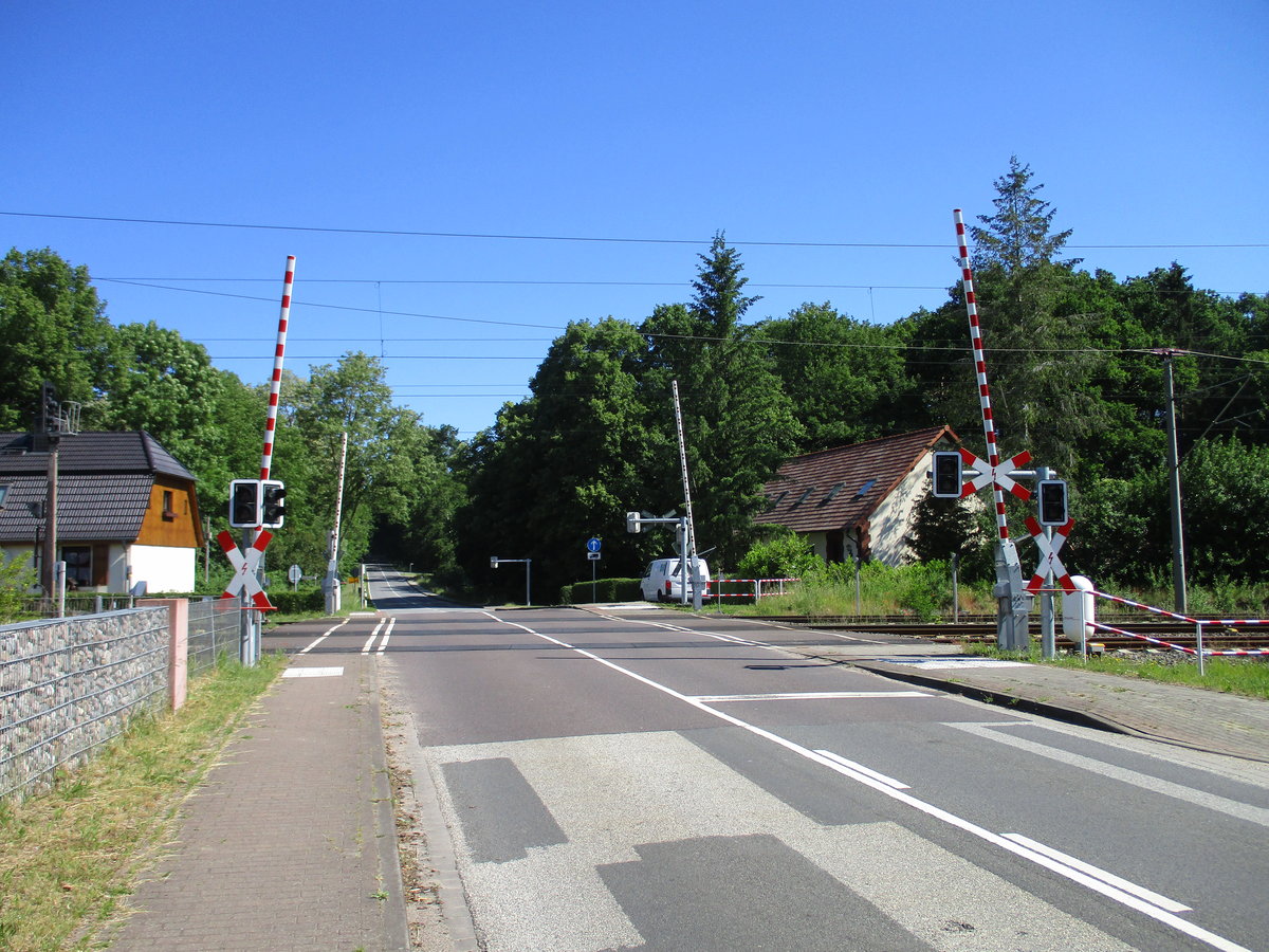 Die Hauptstrecke Rostock-Schwerin überquert in Blankenberg diesen Bahnübergang.Aufgenommen am 07.Juni 2020.