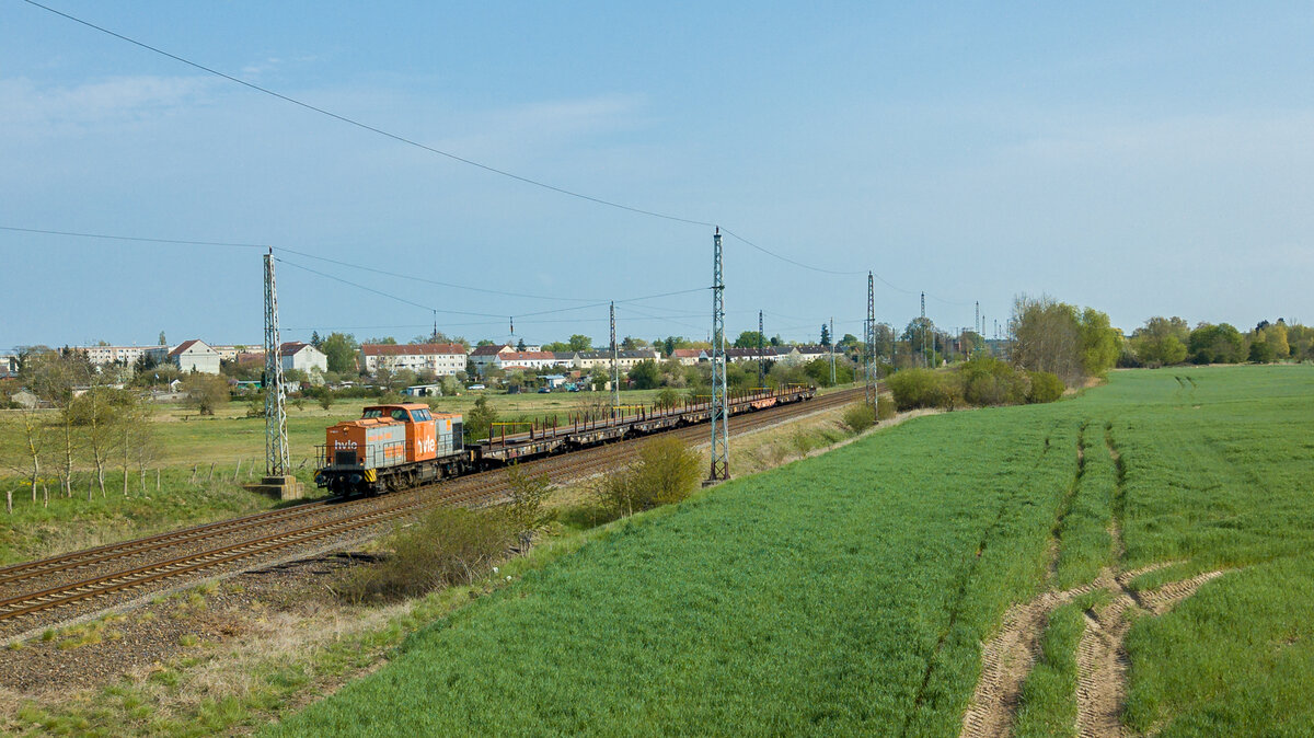 Die Havelländische Eisenbahn 203 105 fuhr einen Zug mit Langschienen in Richtung Greifswald durch den Ort Ferdinandshof. 
