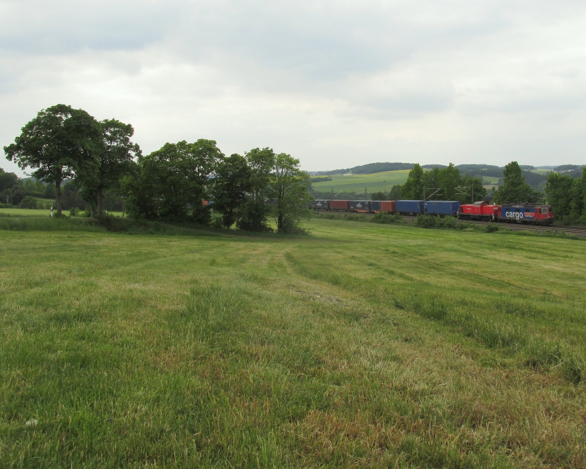 Die  Heidi  421 395 und die 291 037 ziehen den Containerzug durch das Vogtland. Gesehen am 23.05.2015 nahe Ruppertsgrün\Pöhl