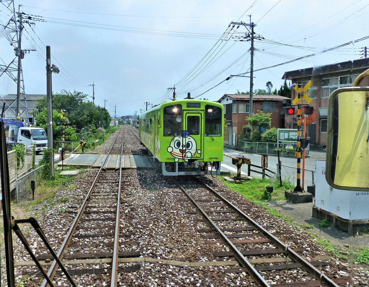 Die Heisei Chikuhô Bahn: In der Doppelspur im Westteil der Strecke kommt Triebwagen 411 bei Shimo Ita entgegen. 25.Juli 2013 