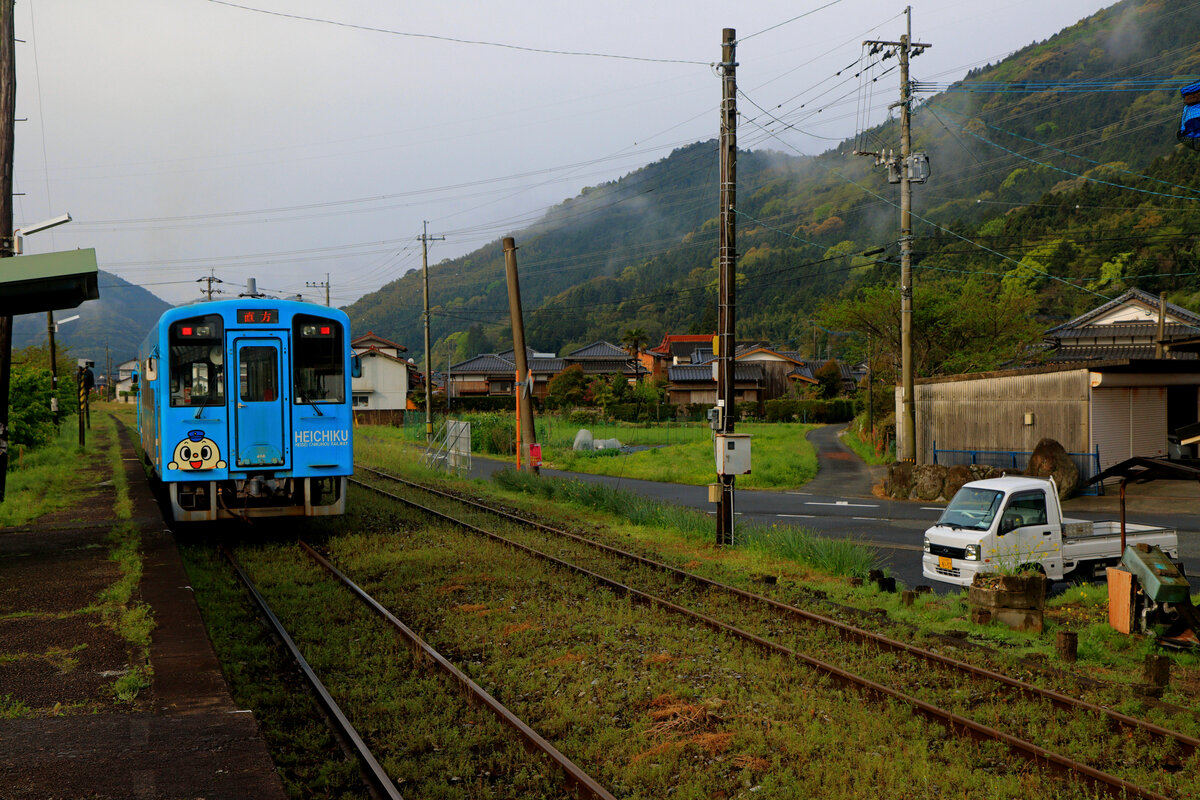 Die Heisei Chikuhô Bahn im Nordosten der Insel Kyûshû: Triebwagen 408 in Sakiyama, im Ostteil der Strecke. 16.April 2023 