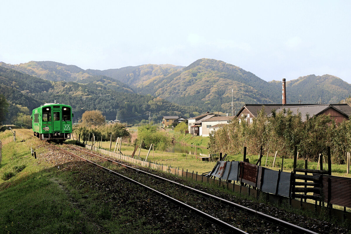 Die Heisei Chikuhô Bahn im Nordosten der Insel Kyûshû: Triebwagen 411 in der Berglandschaft von Sakiyama. 16.April 2023 