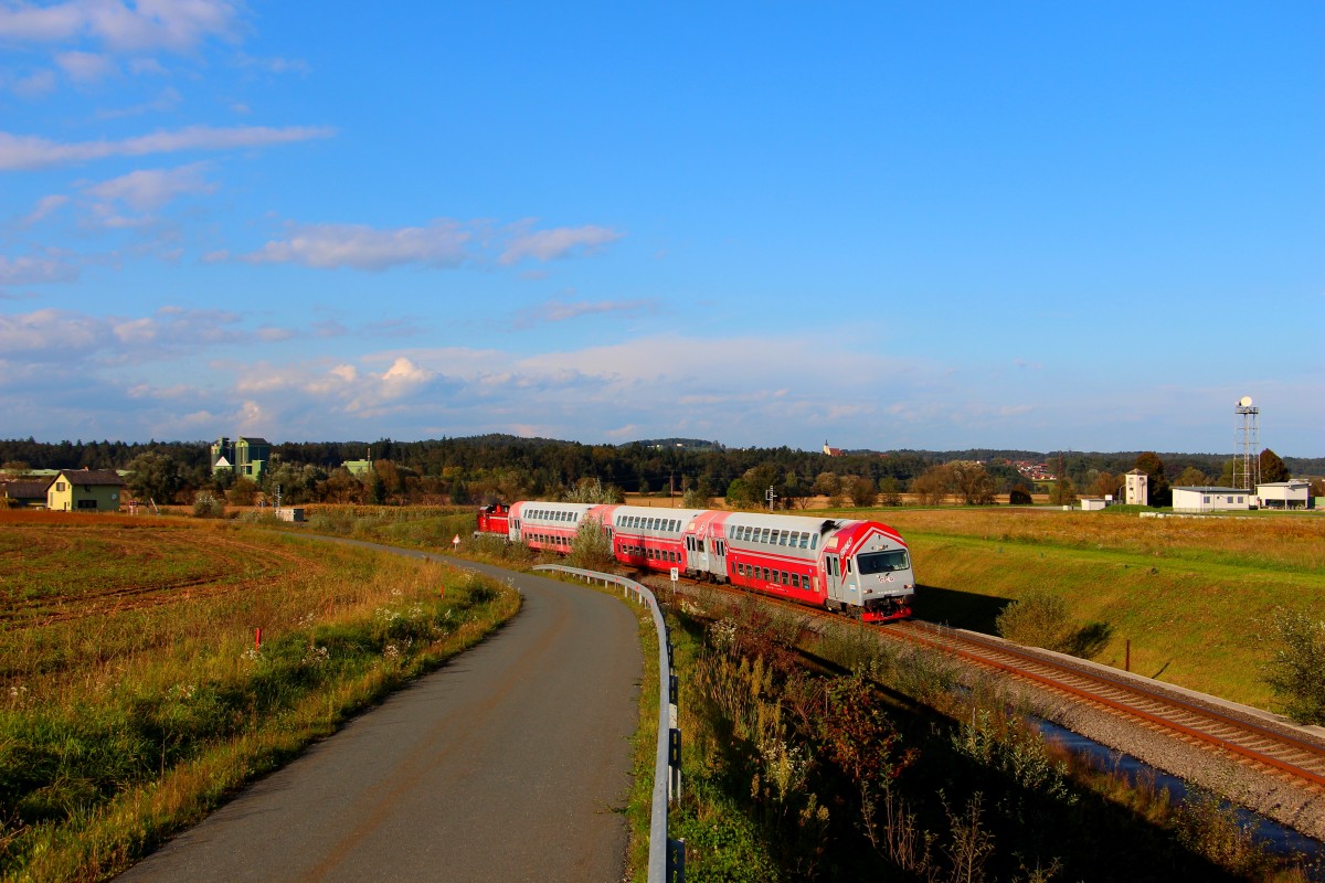 Die Heizsaison naht und so hat sicher auch das Pelletswerk des Holzverarbeitenden Betriebes Hasslacher im nahen Preding ,welches im Hintergrund zu erkennen ist, bestimmt genug zu tun. Hier schiebt DH1500.1 den abendlichen R8567 gen Wies. 25.09.2014  