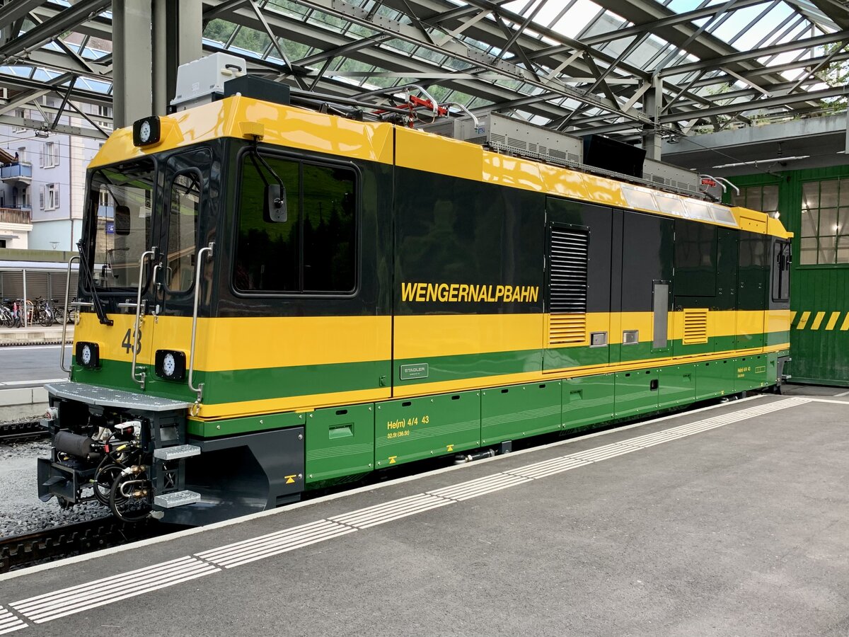 Die He(m) 4/4 43 der WAB am 15.6.22 im Bahnhof Lauterbrunnen.