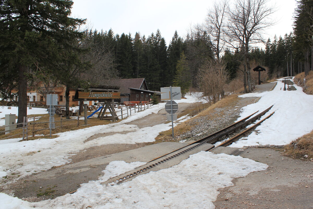 Die Hengsthütte auf 1012m Seehöhe gelegen, direkt an der Zahnradbahn zum Schneeberg gelegen, mit eigener Haltestelle, ist zu Frühlingsbeginn dem Winter noch nicht ganz entkommen, 20.3.22