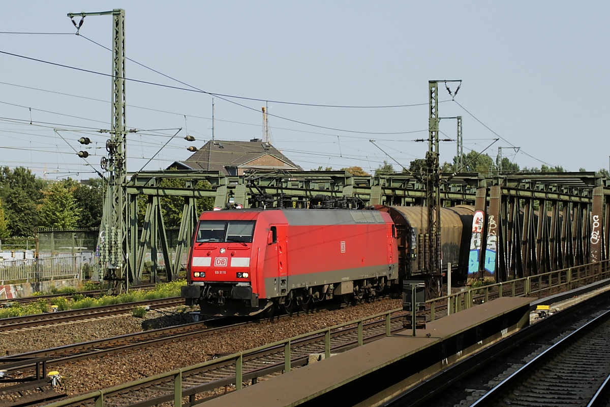 Die heute für DB Cargo Scandinavia A/S verkehrenden EG 3101-3013 wurden ursprünglich von der DSB für den Verkehr über den Großen Belt beschafft, heute verkehren sie hauptsächlich zwischen Malmö und Maschen, hier ist die EG 3110 am 26.08.2019 in Hamburg-Veddel unterwegs. Erst auf den zweiten Blick erkennt man, dass es sich um eine sechsachsige Lokomotive mit zwei dreiachsigen Drehgestellen handelt.