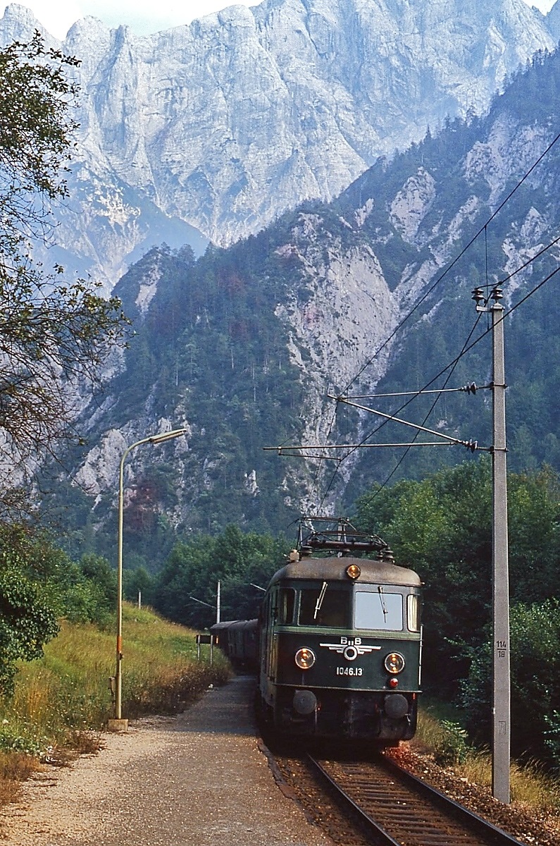 Die heutige Museumslok 1046.13 kommt in August 1980 mit einem Regionalzug im Haltepunkt Johnsbach im Gesäuse an (Neubearbeitung eines bereits veröffentlichten Bildes)