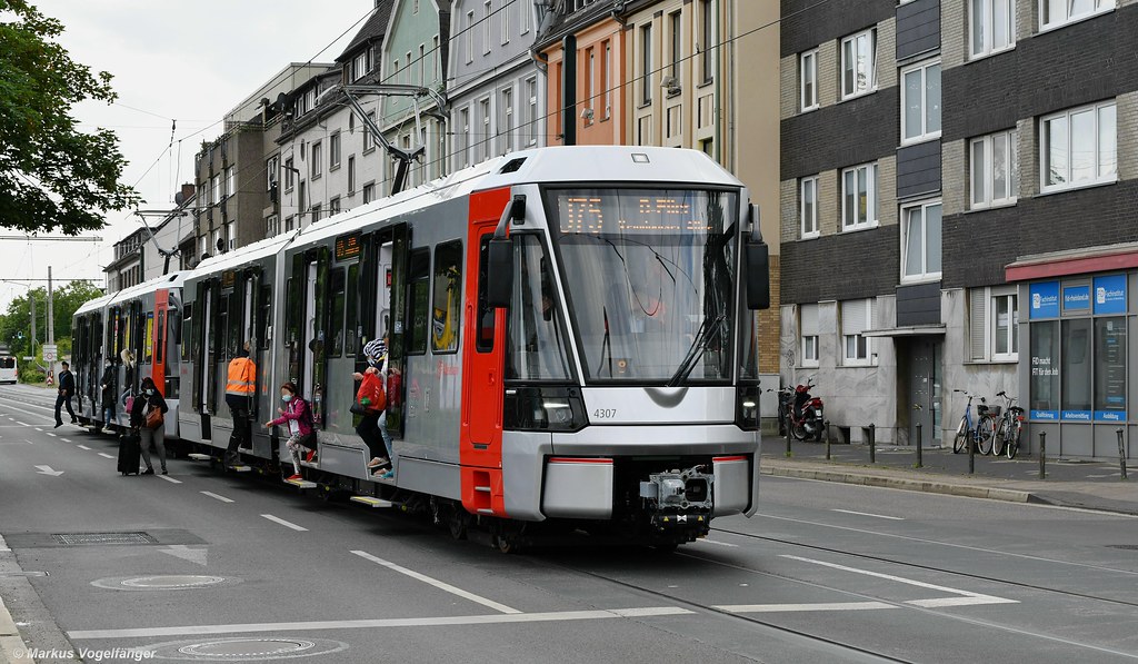 Die HF6 Düsseldorf befinden sich im Liniendienst. 4307 und 4313 als erster HF6-U75-Kurs von Neuss Hauptbahnhof kommend in Neuss auf der Düsseldorfer Straße an der Haltestelle Blücherstraße am 30.05.2022. 
