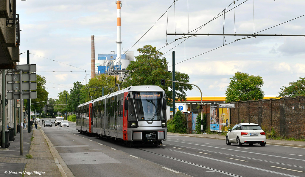 Die HF6 Düsseldorf befinden sich im Liniendienst. 4311 und 4312 als zweiter HF6-U75-Kurs nach Neuss Hauptbahnhof in Neuss auf der Düsseldorfer Straße am 30.05.2022.