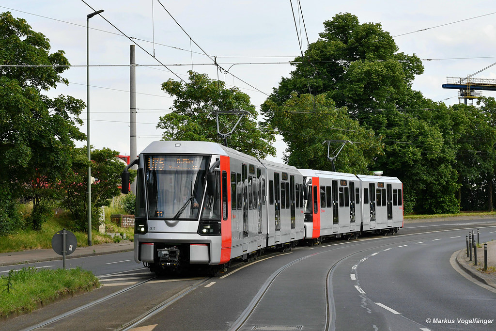 Die HF6 Düsseldorf befinden sich im Liniendienst. 4312 und 4311 als zweiter HF6-U75-Kurs von Neuss Hauptbahnhof kommend in Neuss auf der Düsseldorfer Straße am 30.05.2022.