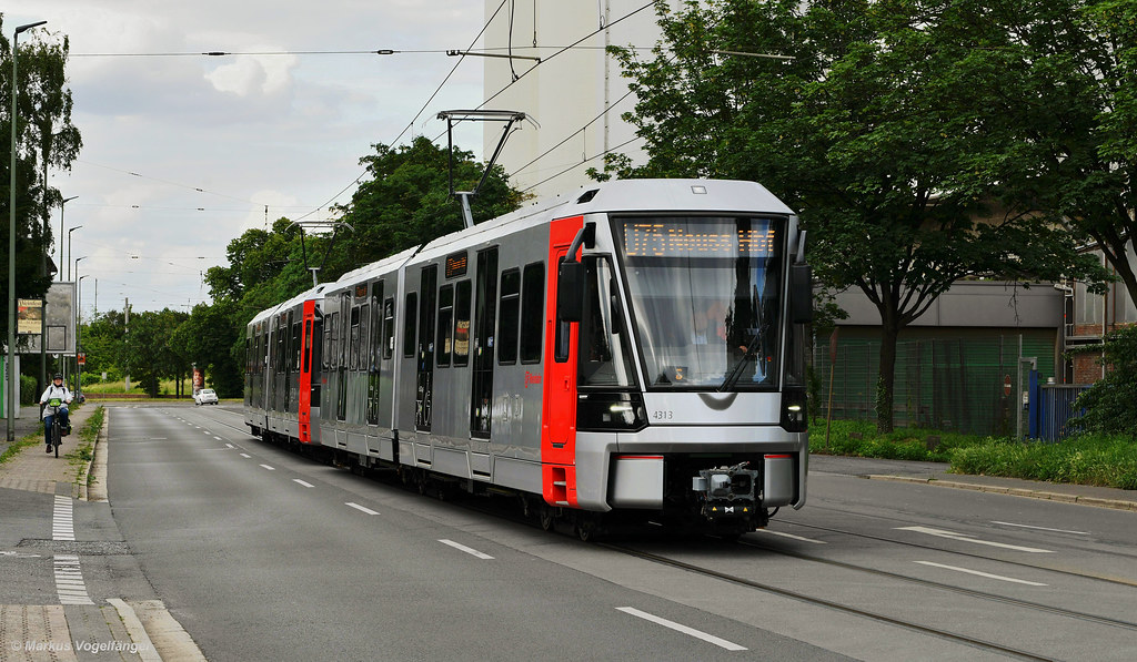 Die HF6 Düsseldorf befinden sich im Liniendienst. 4313 und 4307 als erster HF6-U75-Kurs nach Neuss Hauptbahnhof in Neuss auf der Düsseldorfer Straße am 30.05.2022.