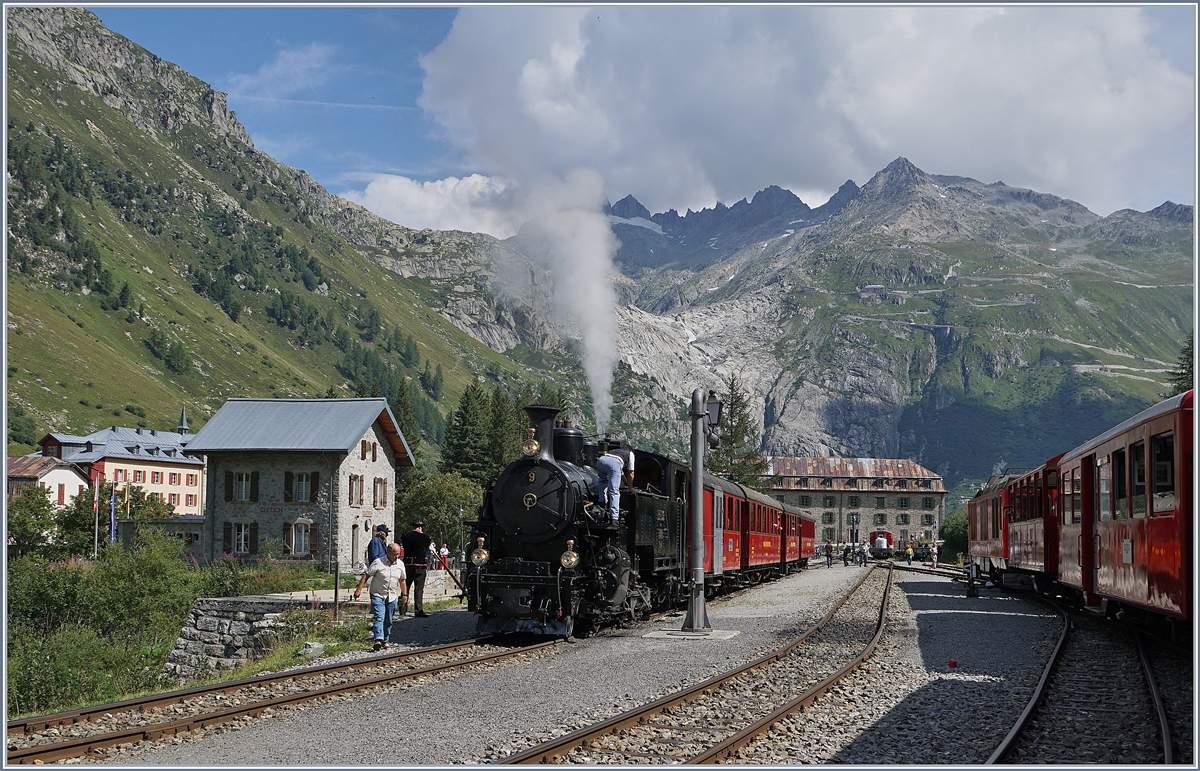Die HG 3/4 N° 9 wartet mit ihrem DFB Dampfpzug Realp (ab 10:20) nach Oberwald (an 12:52) in Gletsch auf die baldige Abfahrt.

31. Aug. 2019
