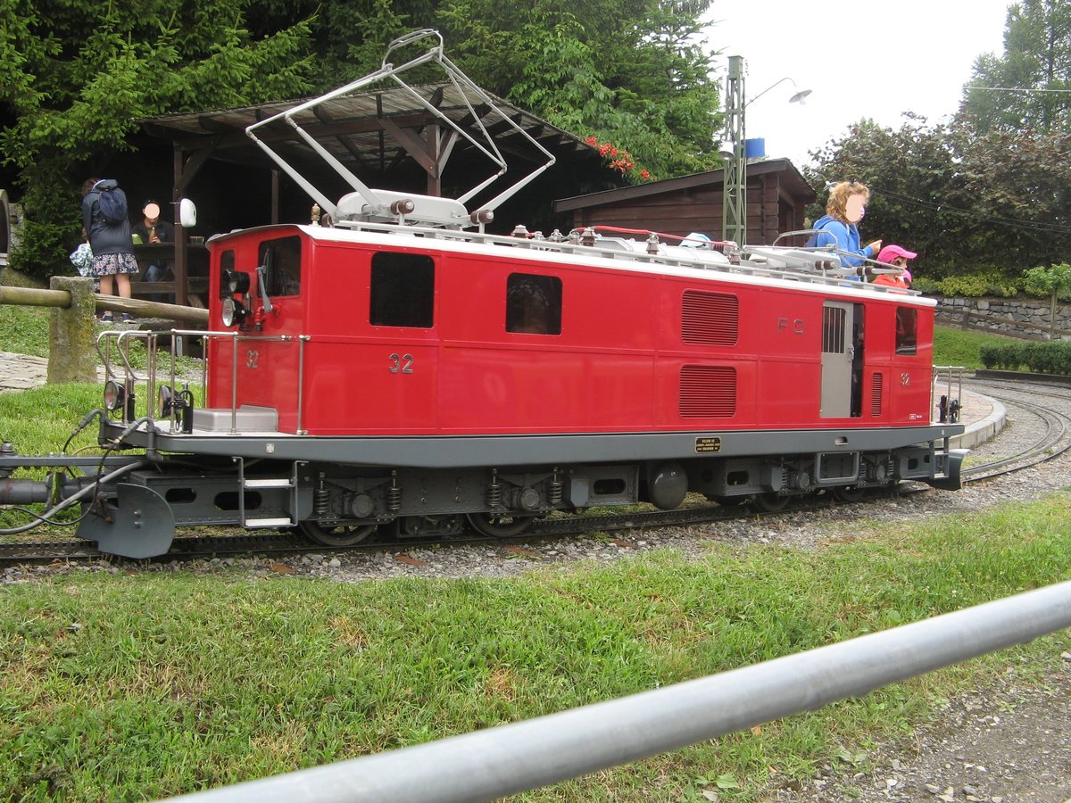 Die HGe 4/4 32 der FO hat die Zahnradrampe überwunden und fährt in den Bahnhof von La Prairie ein. So gesehen im Swiss Vapeur Parc.

Foto: Luka Streck
Bouveret, 16.07.2020