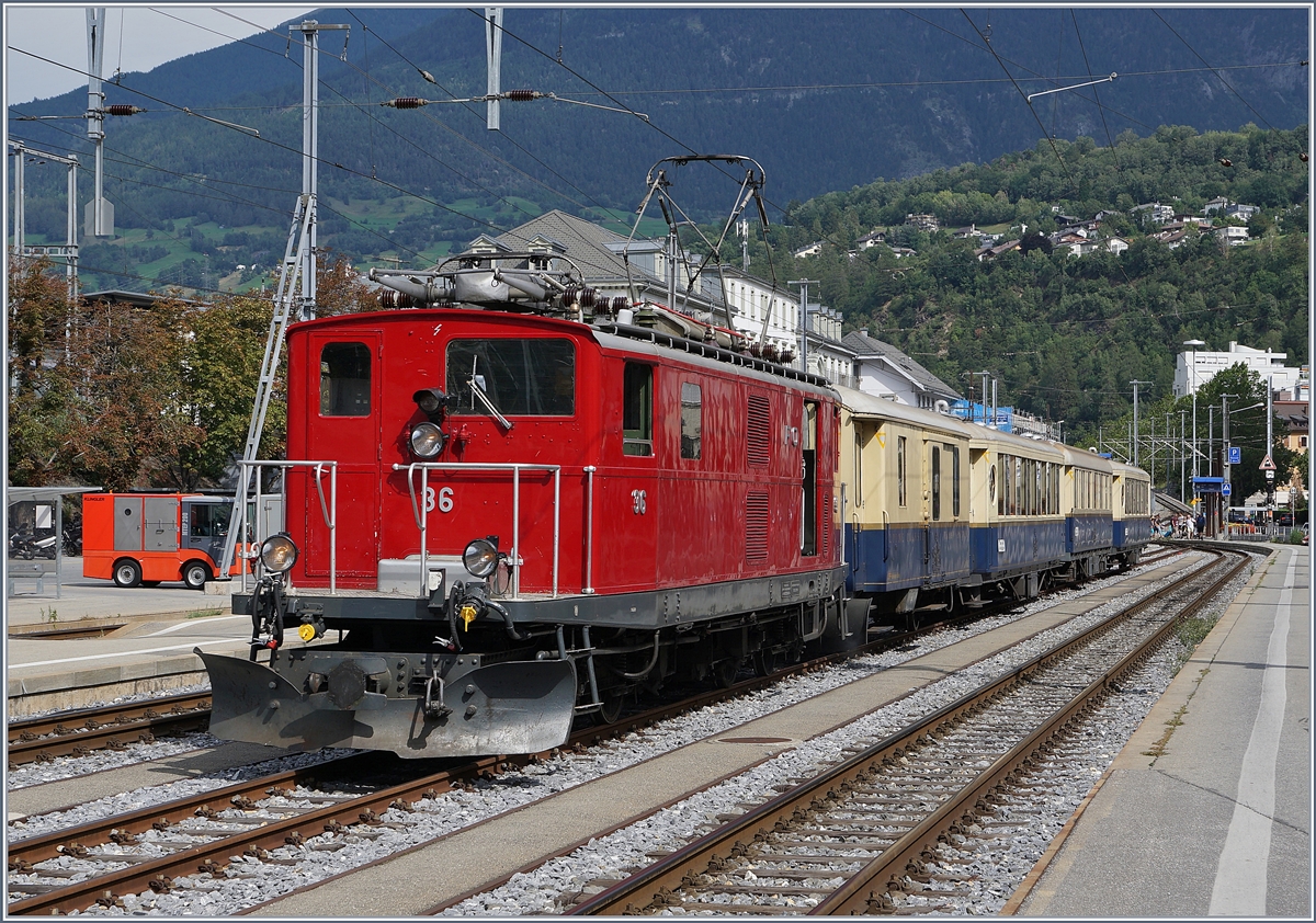 Die HGe 4/4 36 steht mit ihrem Glacier Pullman Express St.Moritz - Zermatt in Brig. Der schöne Zug ist wie folgt formiert: RhB D 4051, RhB As 1144, RhB WR-S 3820 und RhB As 1143.

31. August 2019 