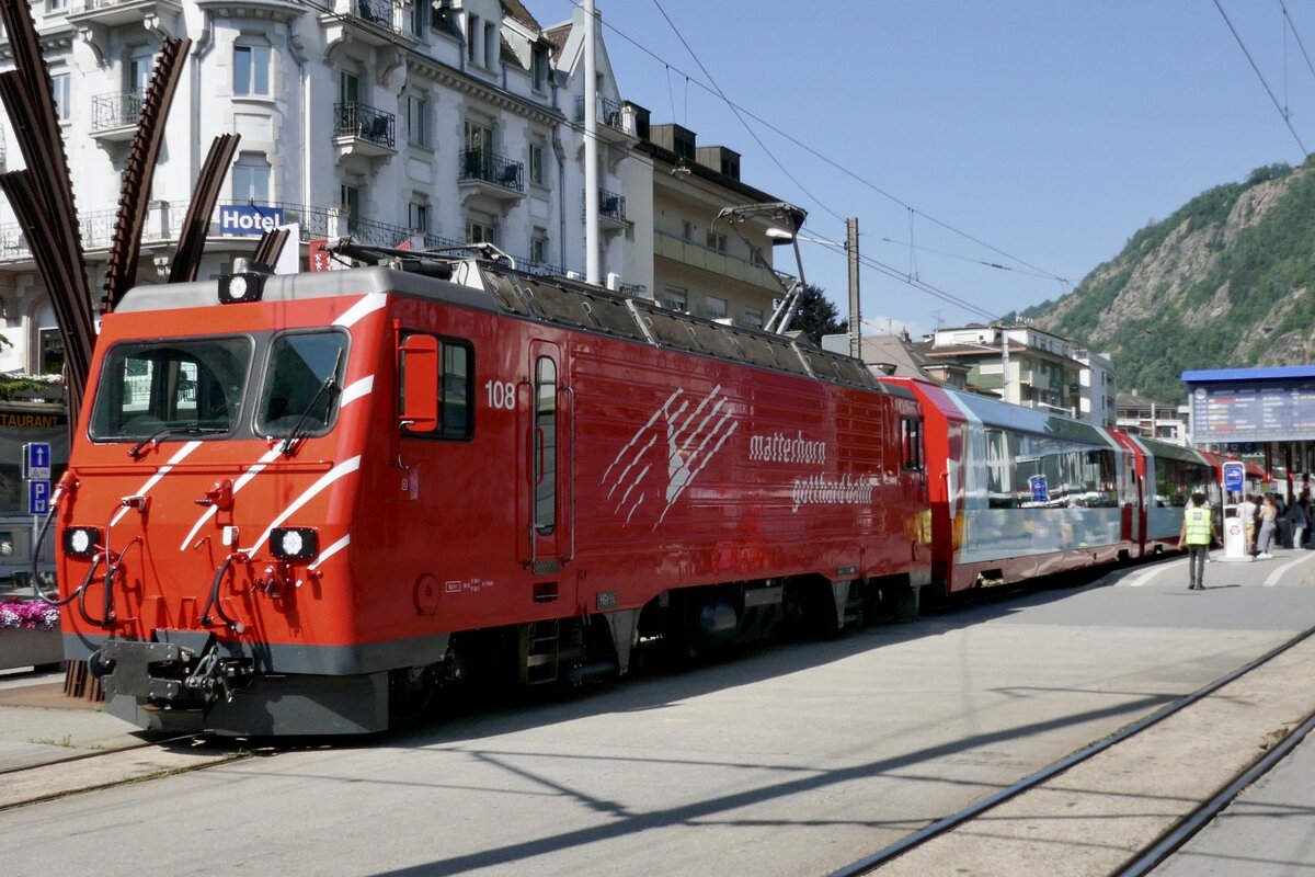 Die HGe 4/4 II 108 der MGB mit einem Glacier Express nach St. Moritz am 17.6.23 bei der Abfahrt in Brig.