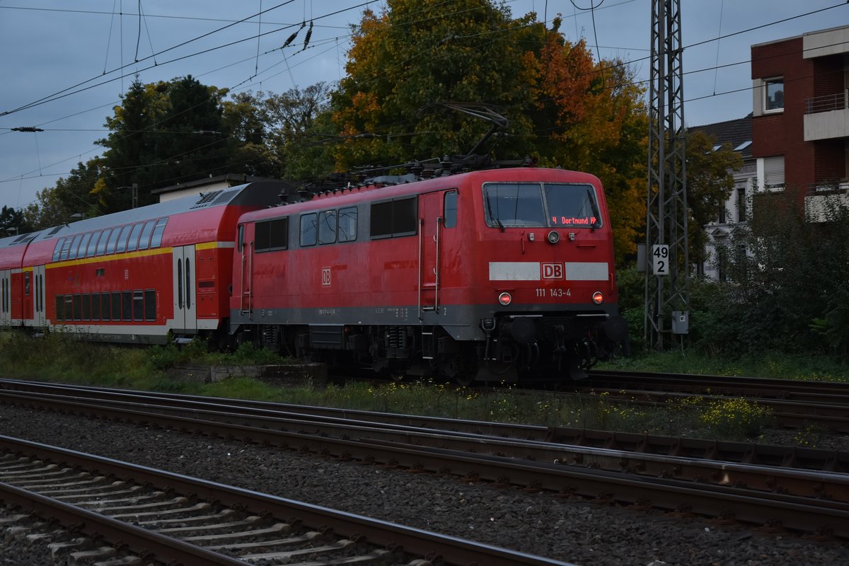 Die hier einen RE4 nach Dortmund schiebende 111 143-4, zeigt es mal wieder, das roter Lack gerne von der Sonne verschossen ist. Rheydt Hbf den 11.10.2017