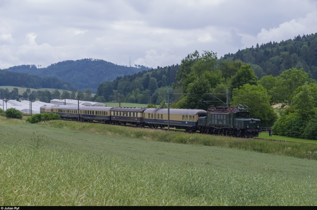 Die historische 1020 042 zog am 20. Juni 2015 den  Nostalgie-Rheingold  Lindau-Zürich-Lindau ab Bregenz in die Schweiz. Hier kurz vor Schottikon.