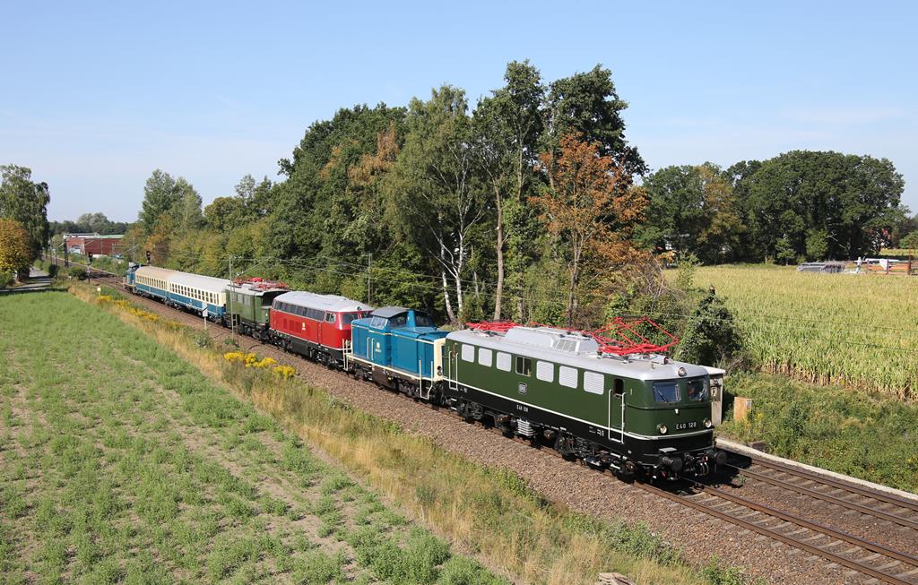Die historische E 40128 zog am 31.08.2019 einen Lokzug historischer Fahrzeuge von Koblenz nach Osnabrück zum Dampffest am Piesberg. Um 11.52 Uhr lichtete ich zusammen mit zahlreichen anderen Fotografen den bunten Zug auf der Rollbahn bei Osnabrück Hellern ab.