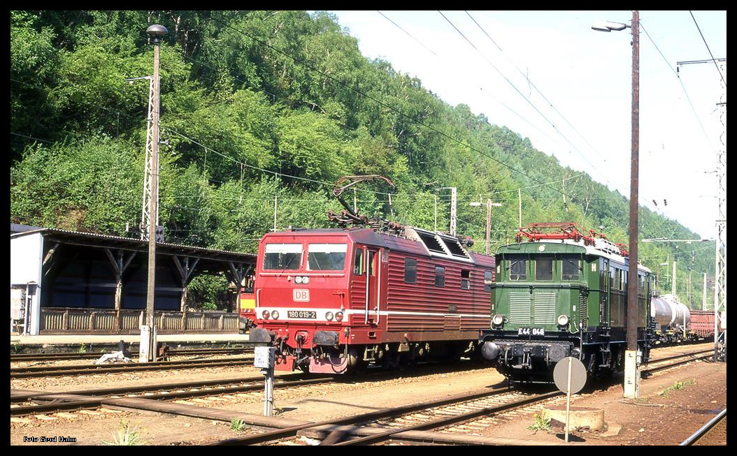Die historische E 44046 trifft am 18.5.1996 um 08.47 Uhr im Bahnhof Bad Schandau auf die aus tschechischer Produktion stammende DB E-Lok 180019.