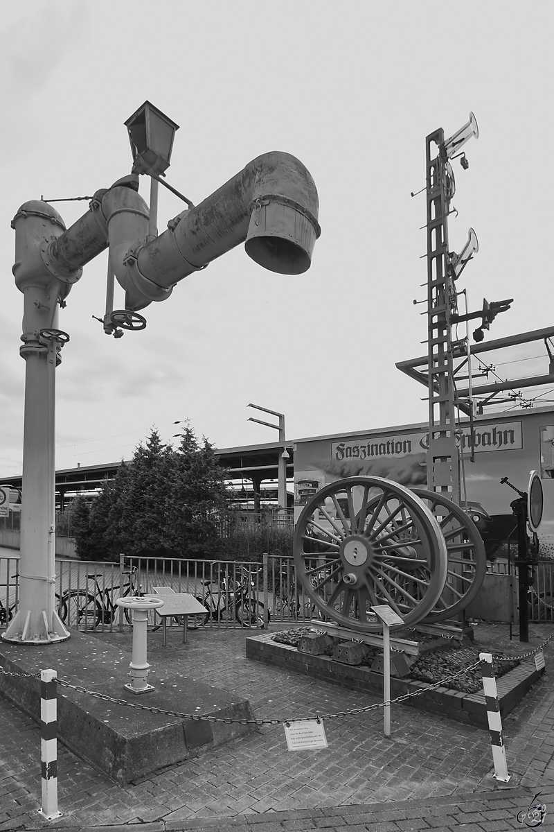 Die  Historische Ecke  am Hauptbahnhof Stralsund mit Wasserkran, Treibradsatz und mechanischem Signal. (August 2021)