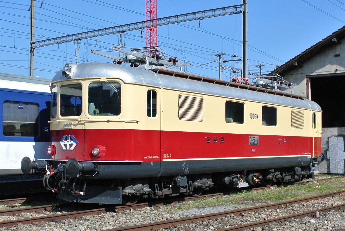 Die historische TEE Re 4/4 I 10034, ex. SBB, abgestellt beim Bahnhof Sissach, 28.03.2014.