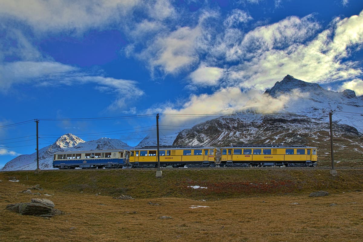 Die historischen RhB Bernina Triebwagen ABe 4/4 I 30 und 34 fahren in den Abendstunden des 15.10.2016 den Berninapass hinunter nach Pontresina.