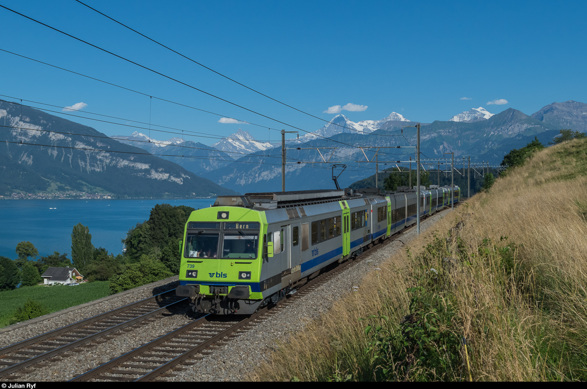 Die Hitze am 20. Juli machte offenbar einigen Zügen zu schaffen. So fuhr gegen Abend ein RBDe 565 der BLS als IC-Ersatz vom Berner Oberland in Richtung Bern. Aufgenommen bei Einigen.