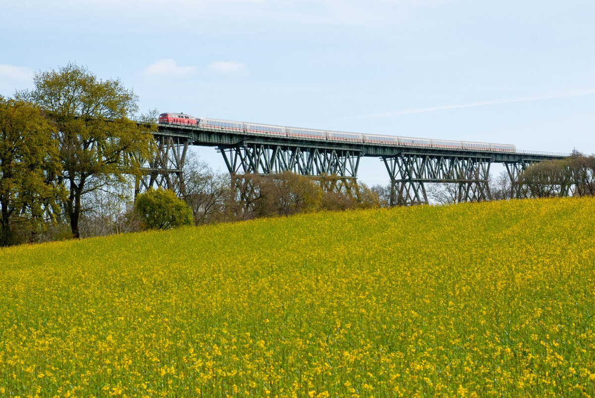 Die Hochbr�cke von Hochdonn mit dem Intercity K�ln-Westerland �ber einem bl�henden Rapsfeld am 27.04.2026
