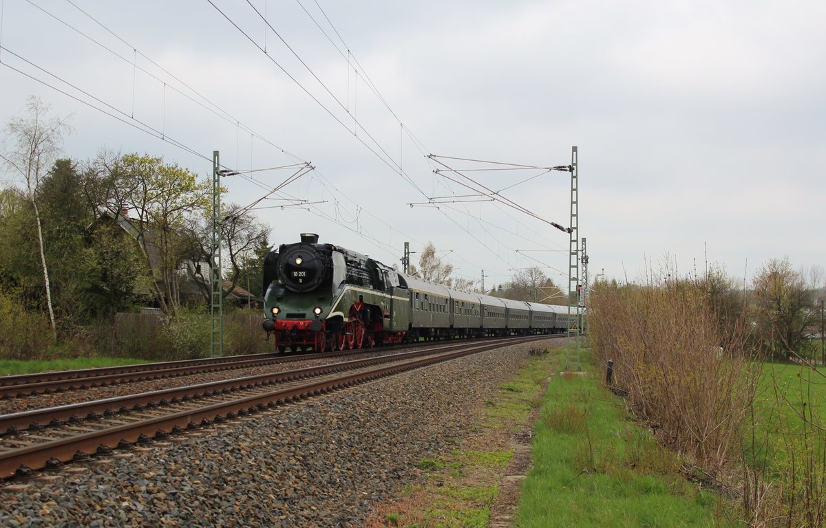 Die Hof – Plauener Dampftage 2016  Mobilität vereint Menschen  vom 21.-24.04.16. Aus diesem Anlass fuhr die 18 201 am 23.04.16 von Hof nach Reichenbach oberer Bahnhof und zurück. Hier ist der Zug zu sehen in Syrau/V.