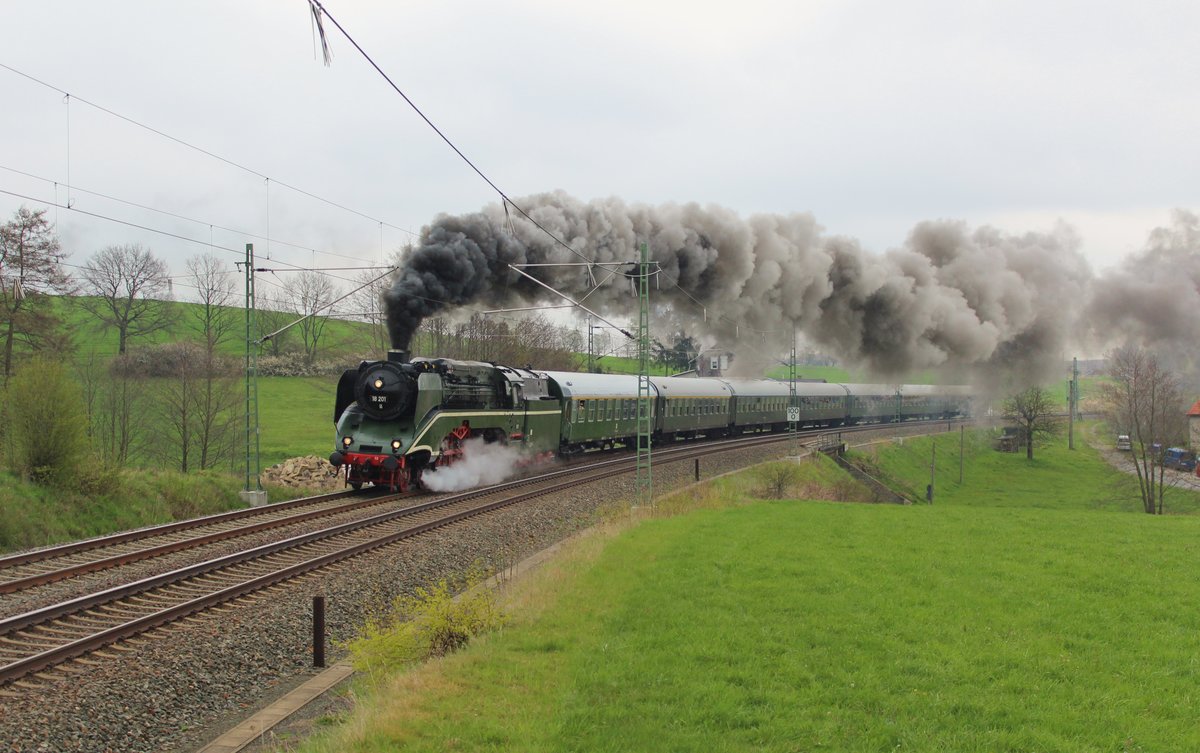 Die Hof – Plauener Dampftage 2016  Mobilität vereint Menschen  vom 21.-24.04.16. Aus diesem Anlass fuhr die 18 201 am 23.04.16 von Hof nach Reichenbach oberer Bahnhof und zurück. Hier ist der Zug zu sehen in Limbach/V. bei der Rückfahrt.