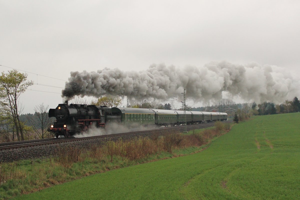 Die Hof – Plauener Dampftage 2016  Mobilität vereint Menschen  vom 21.-24.04.16. Aus diesem Anlass fuhr die 52 8079 am 23.04.16 von Hof nach Reichenbach oberer Bahnhof und zurück. Hier ist der Zug zu sehen bei der Rückfahrt an der Schöpsdrehe bei Plauen/V.