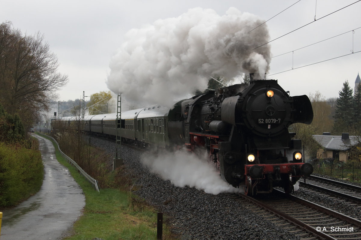 Die Hof – Plauener Dampftage 2016  Mobilität vereint Menschen  vom 21.-24.04.16. Aus diesem Anlass fuhr die 52 8079 am 23.04.16 von Hof nach Reichenbach oberer Bahnhof und zurück. Hier ist der Zug zu sehen in Plauen Ausfahrt.