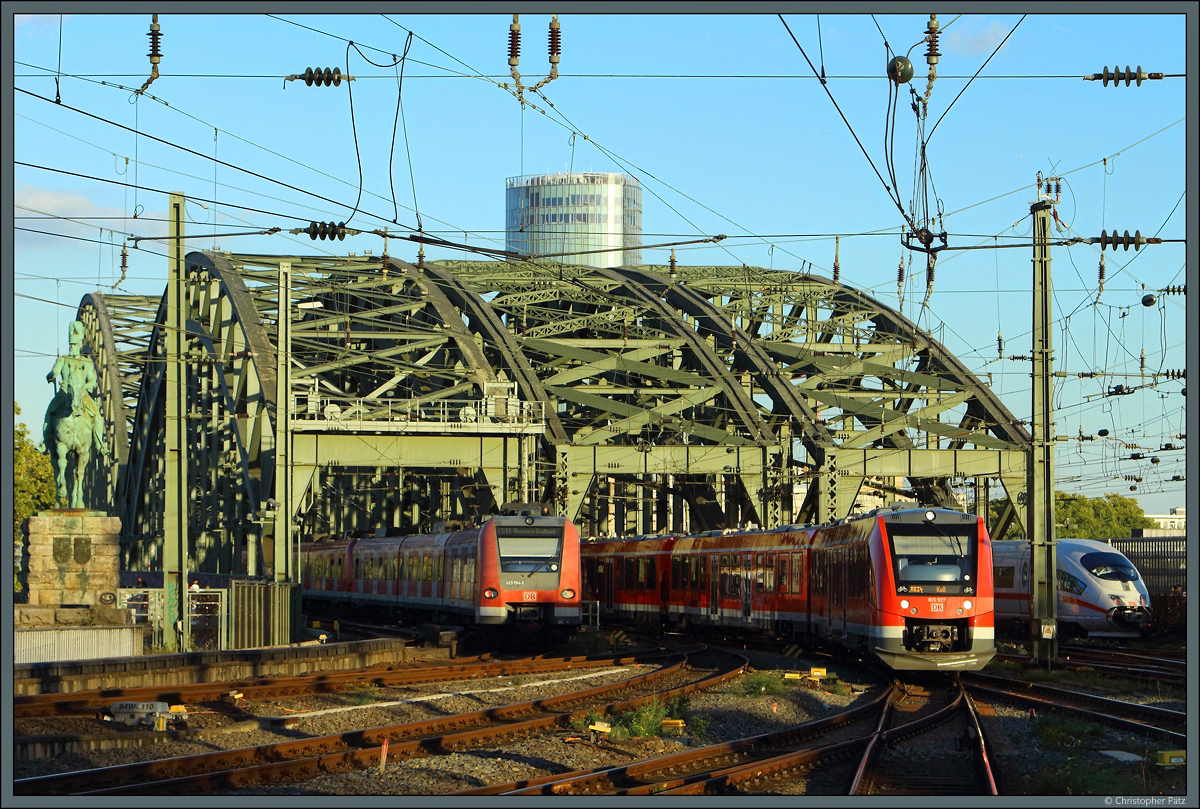 Die Hohenzollernbrücke ist die meistbefahrenste Eisenbahnbrücke Deutschlands. Am 08.10.2022 begegnen sich hier S-Bahn (423 754-1 der DB Regio als S11), Regionalverkehr (620 527 der DB Regio als RB 24) und Fernverkehr (403 xxx der DB Fernverkehr).